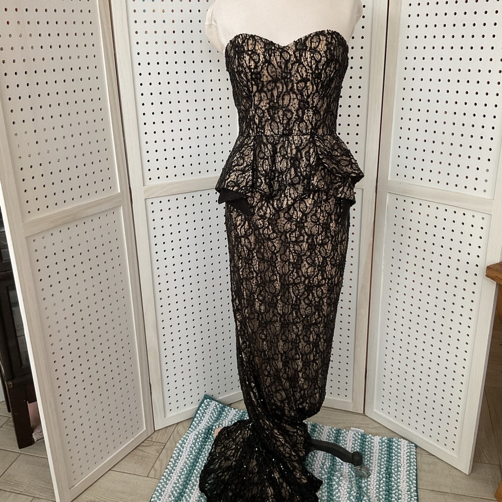 Chic Black Lace Strapless Gown